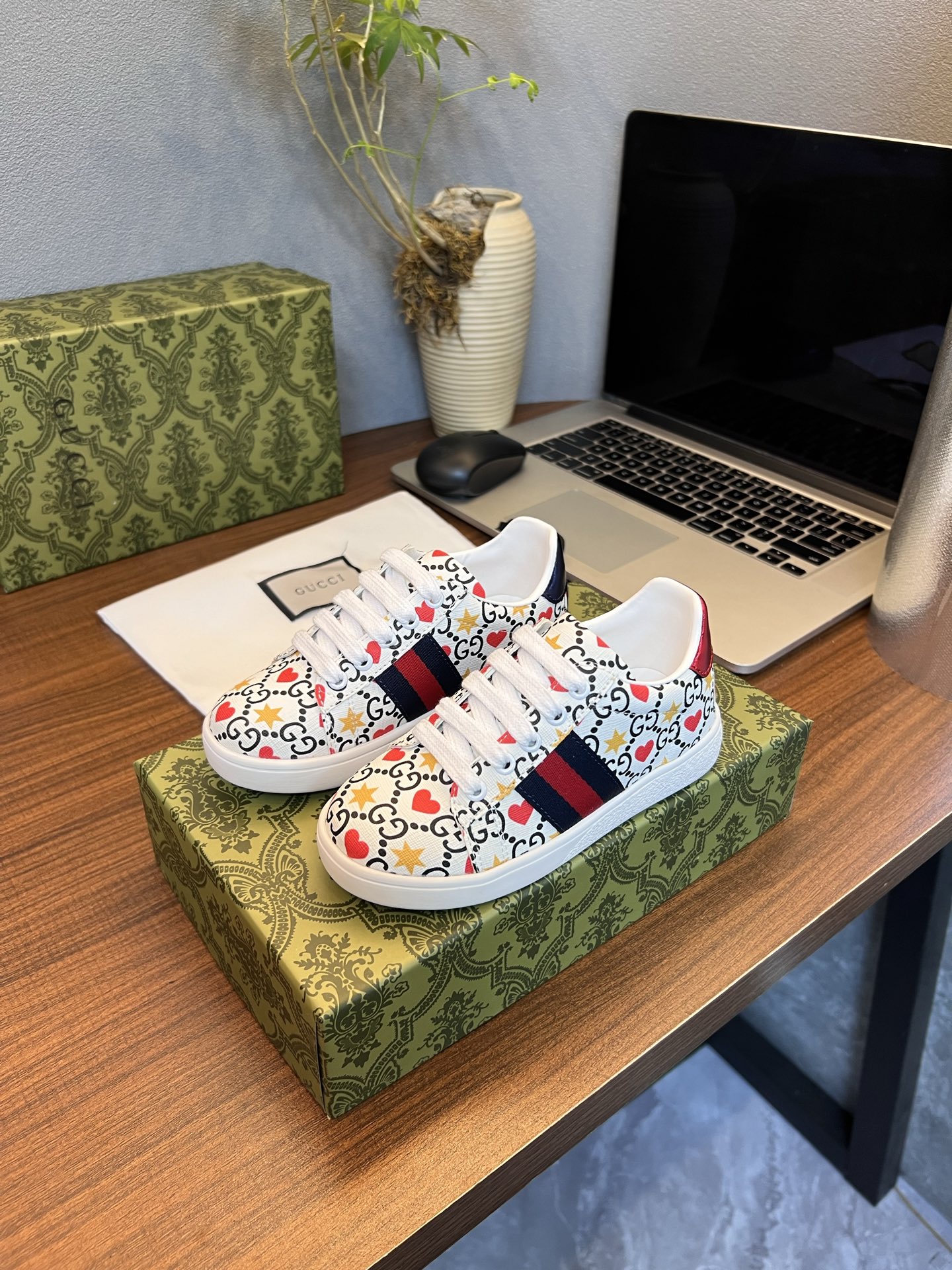 Children's shoes child